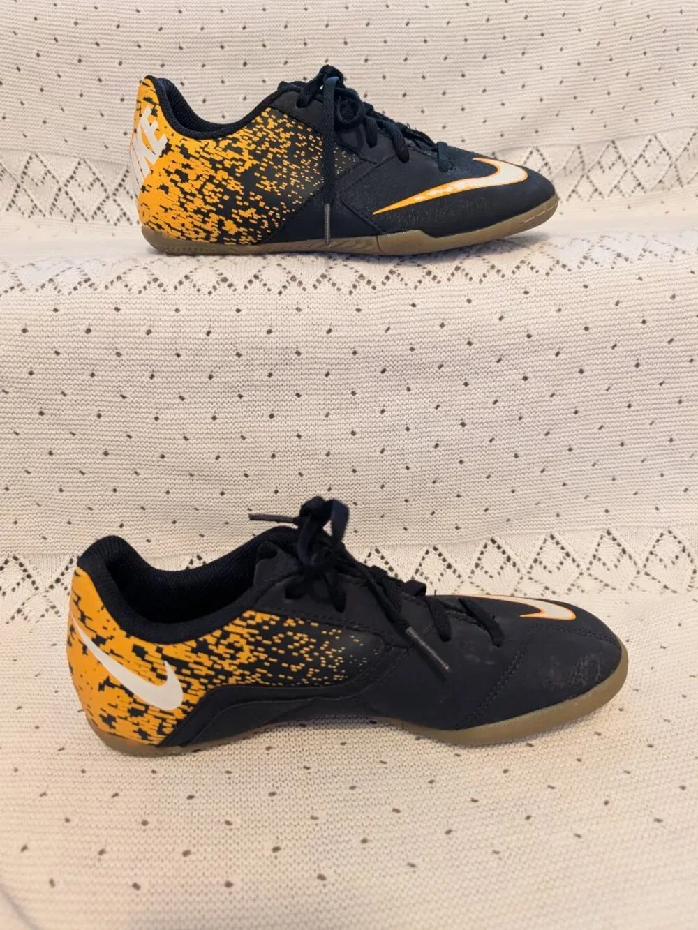 Nike Bombax IC 826487 002 indoor soccer Shoes Black Yellow Boys Youth Size 3.5Y